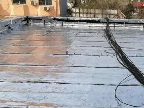 连云港卫生间漏水维修公司分享下连云港屋面楼顶防水刚性防水层施工要点。